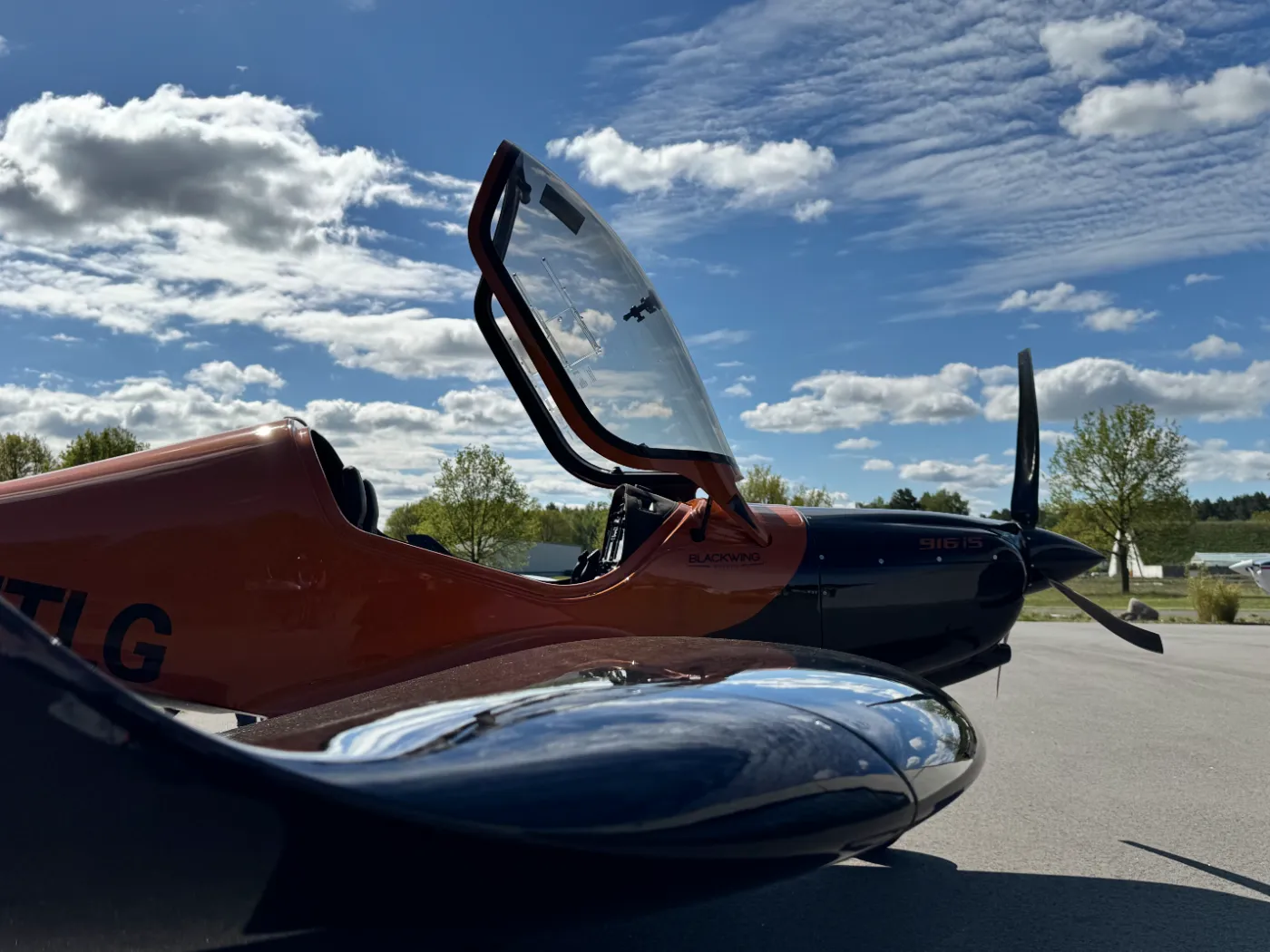 Die Blackwing D-MTLG von Marcel Mertens mit geöffnetem Cockpit, bereit zum Einsteigen